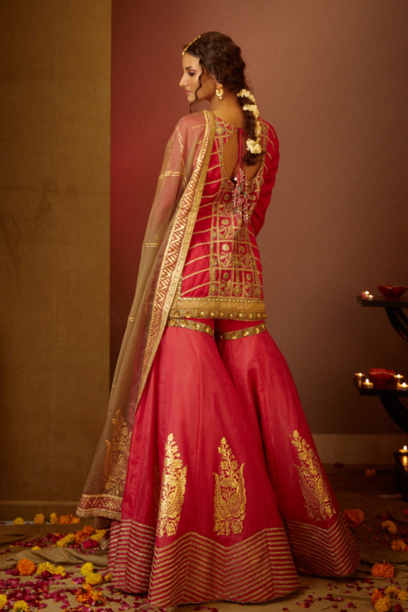 33 Pakistani Bridal Lehenga Designs to Try in Wedding - LooksGud.com |  Pakistani bridal lehenga, Pakistani dress design, Pakistani bridal